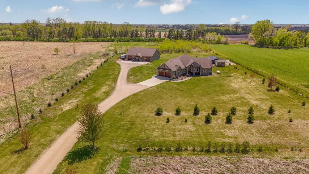 15599 138th Avenue NE Spicer, MN 56288
