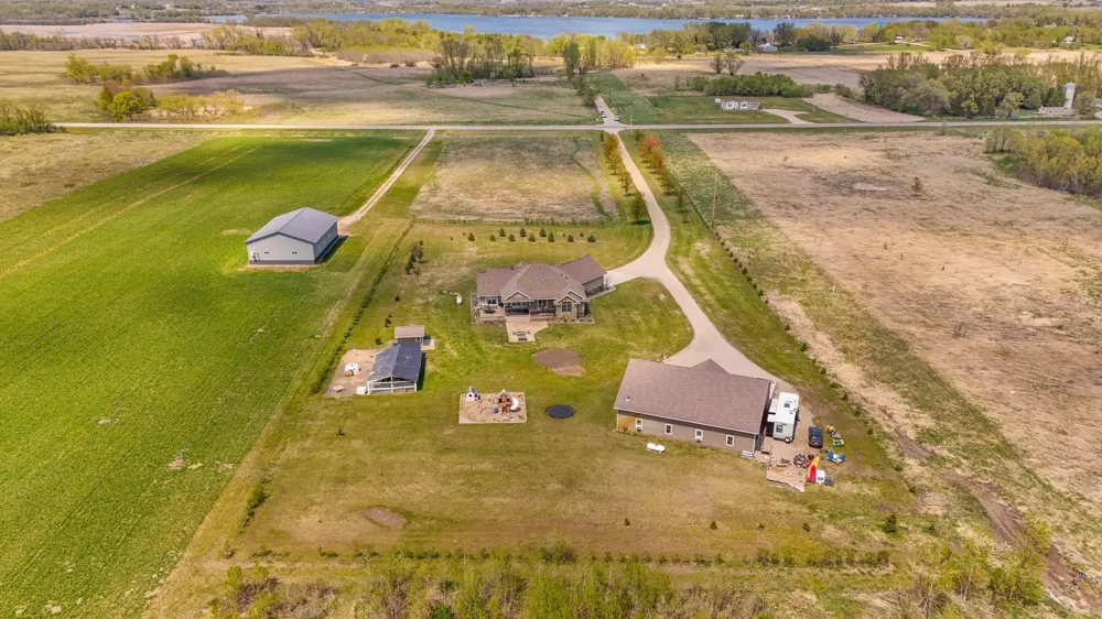 15599 138th Avenue NE Spicer, MN 56288