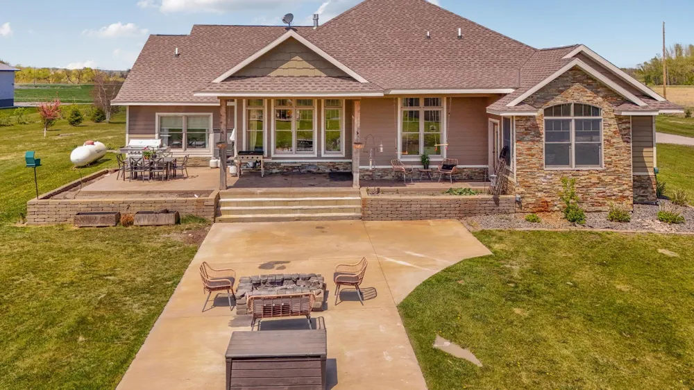 15599 138th Avenue NE Spicer, MN 56288