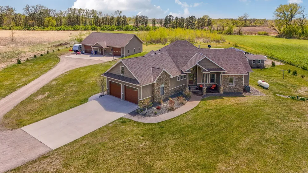 15599 138th Avenue NE Spicer, MN 56288