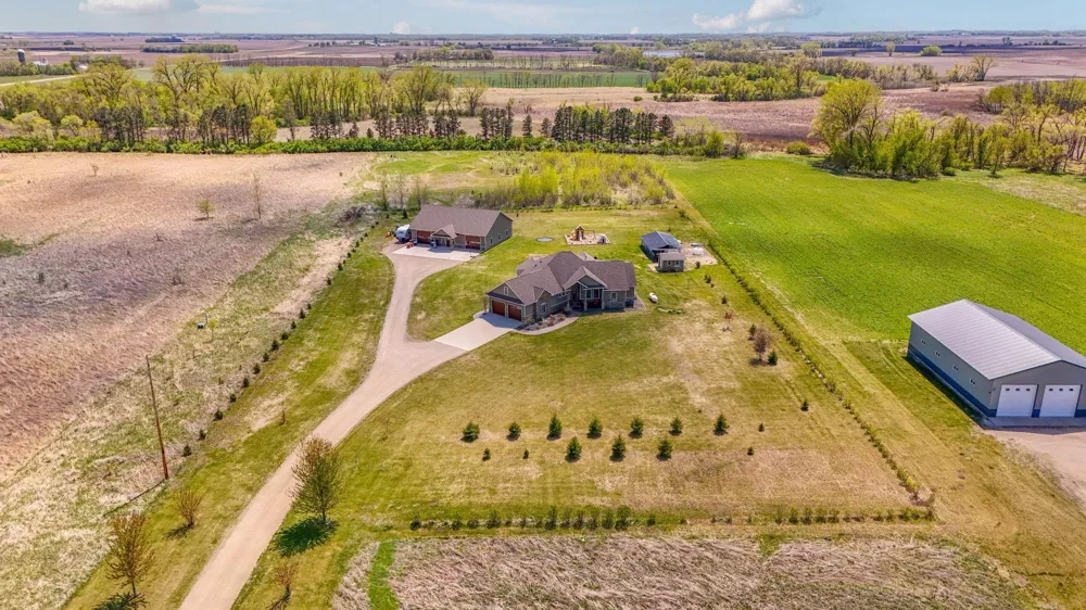 15599 138th Avenue NE Spicer, MN 56288