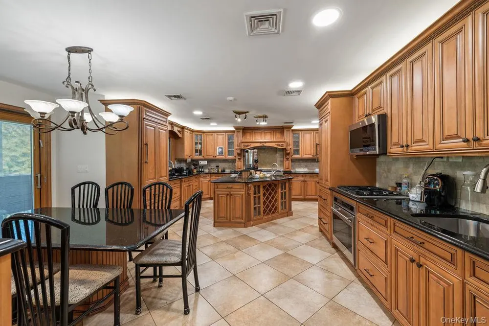 10 Elyise Road Monsey, NY 10952