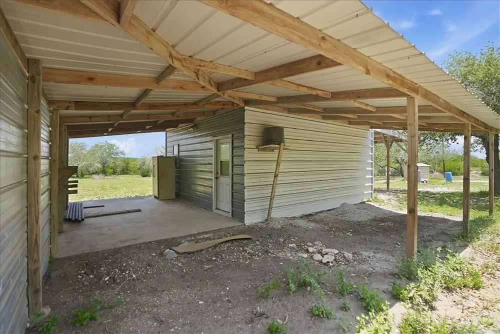731 County Road 325 George West, TX 78022