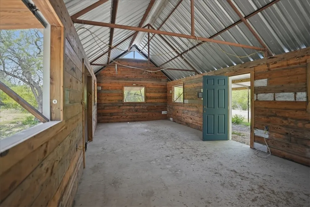 731 County Road 325 George West, TX 78022
