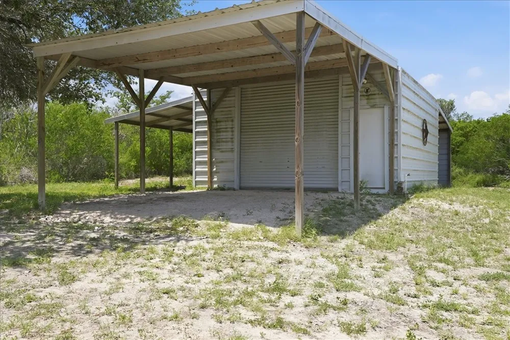 731 County Road 325 George West, TX 78022