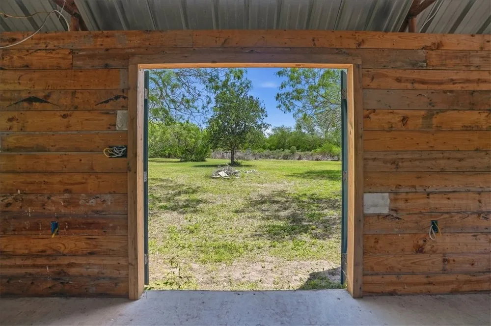 731 County Road 325 George West, TX 78022