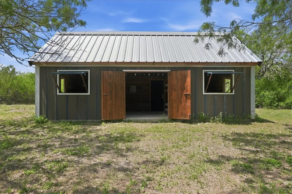 731 County Road 325 George West, TX 78022