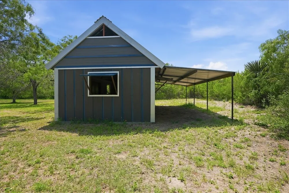 731 County Road 325 George West, TX 78022