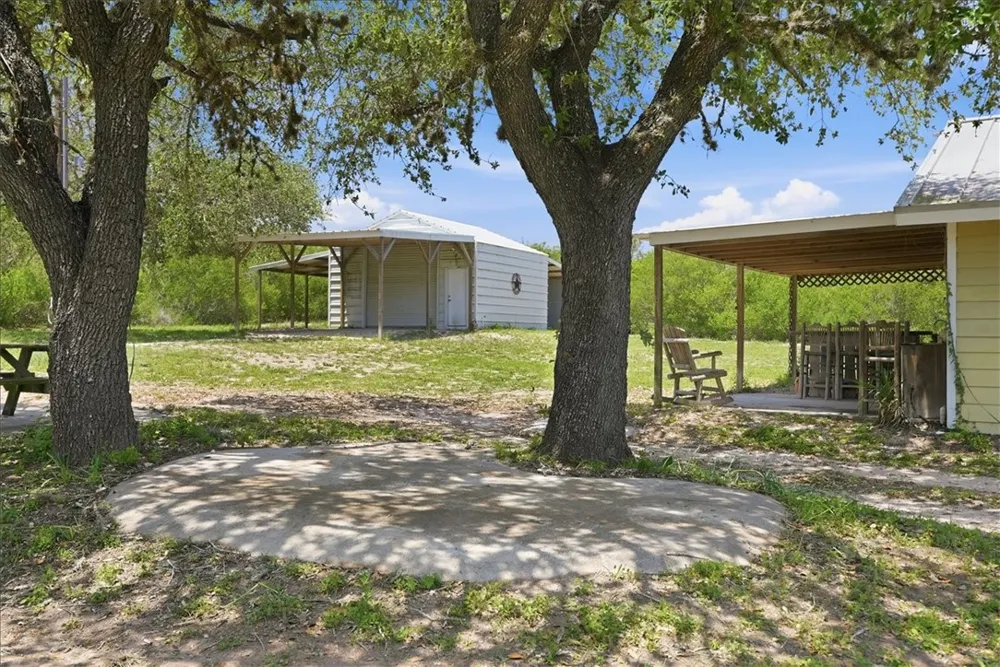 731 County Road 325 George West, TX 78022