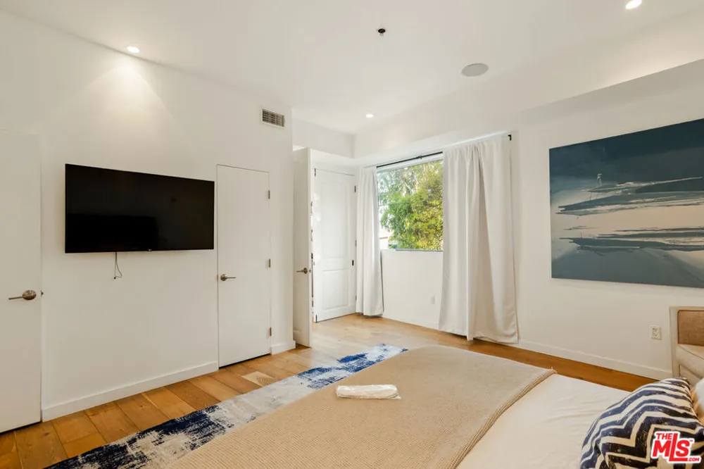 8469 FRANKLIN AVENUE West Hollywood, CA 90069