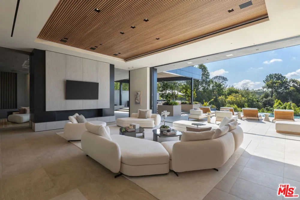 10710 Chalon Road Los Angeles, CA 90077