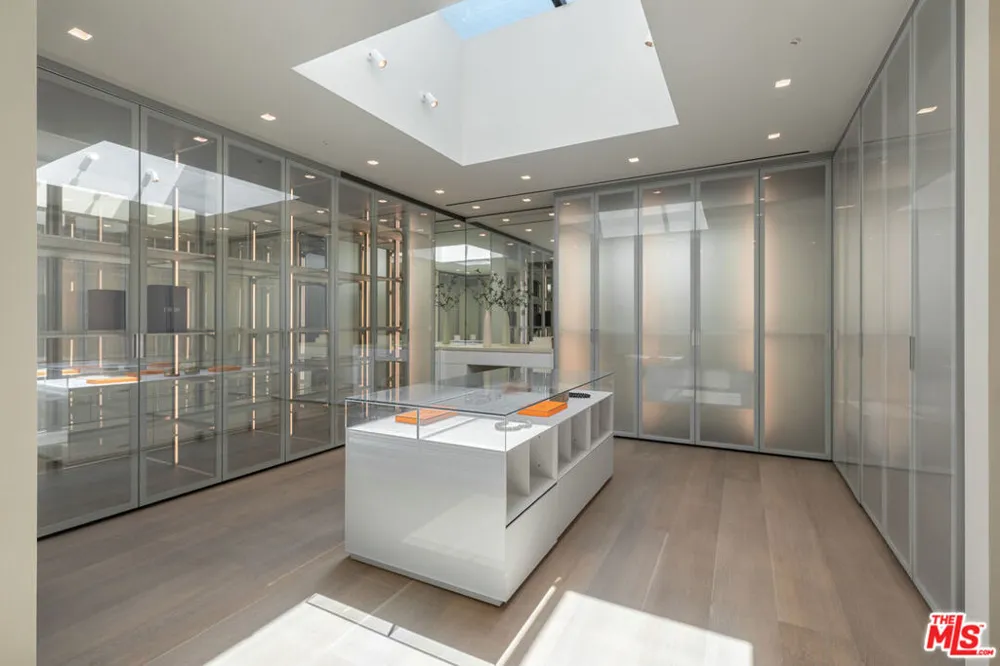 10710 Chalon Road Los Angeles, CA 90077