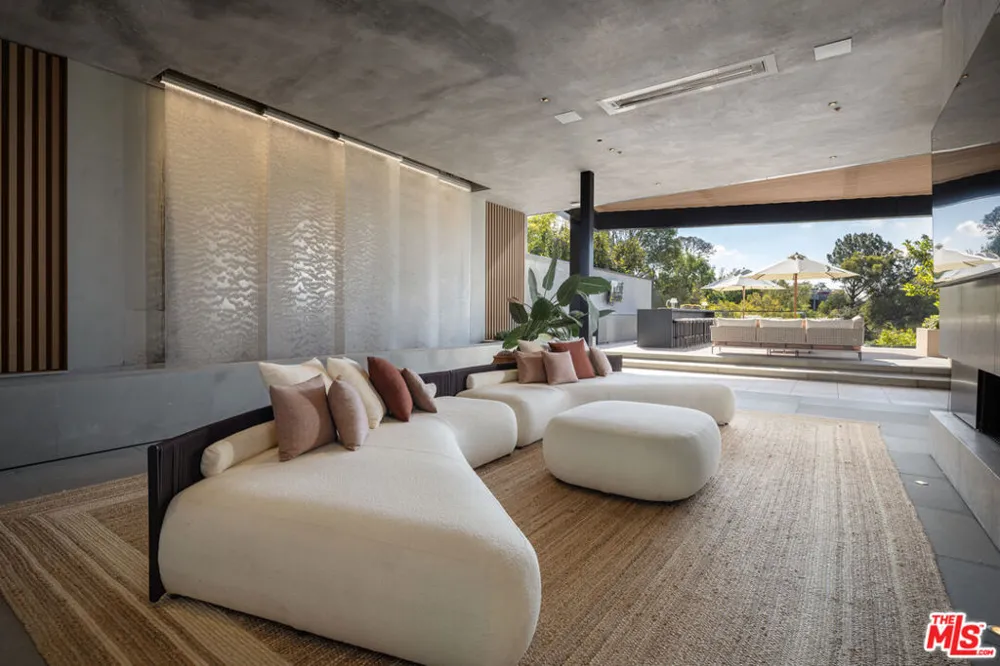 10710 Chalon Road Los Angeles, CA 90077