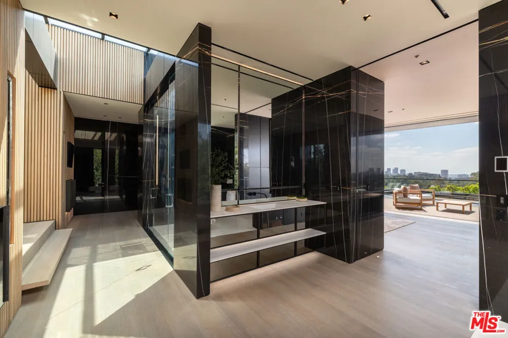10710 Chalon Road Los Angeles, CA 90077