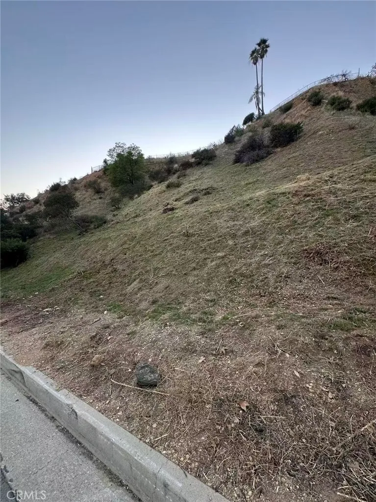 2879 Stonehill Drive Altadena, CA 91001