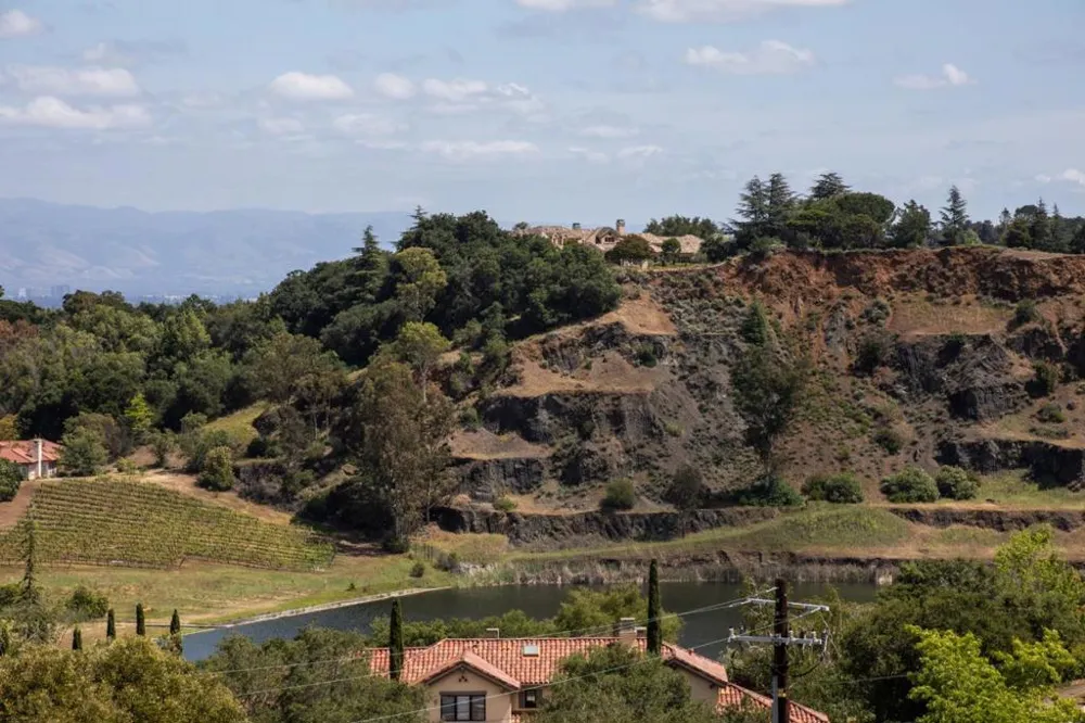 28008 Laura Court Los Altos Hills, CA 94022