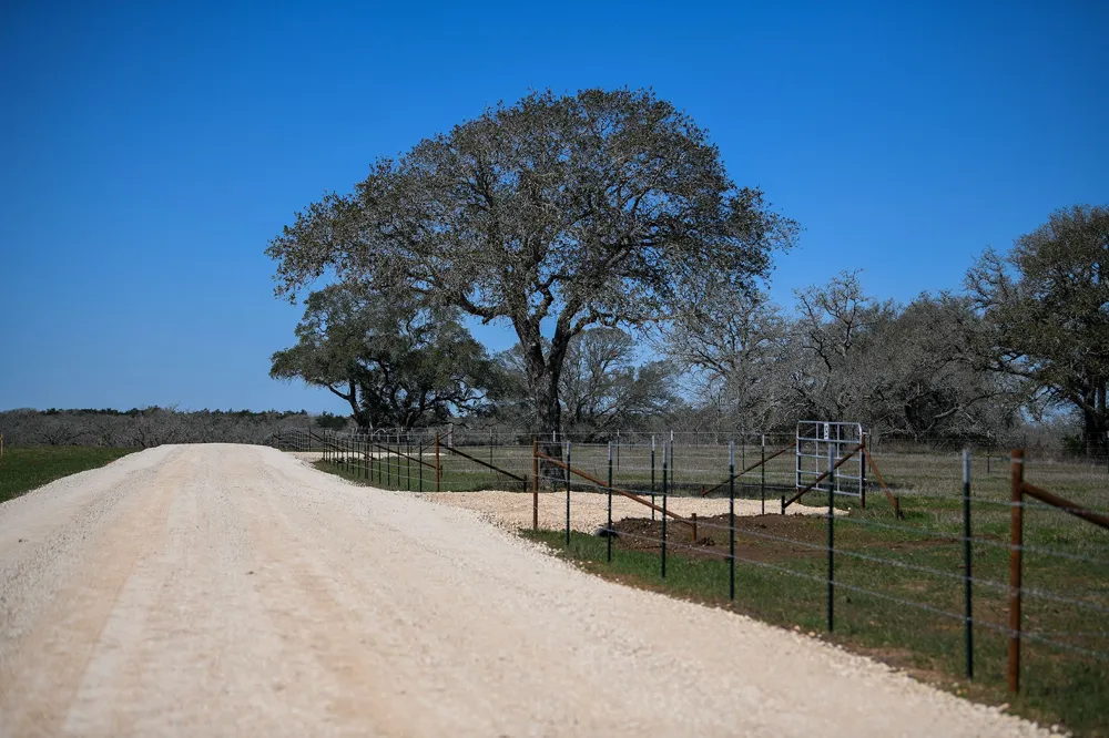 638 Main Loop Loop Waelder, TX 78959