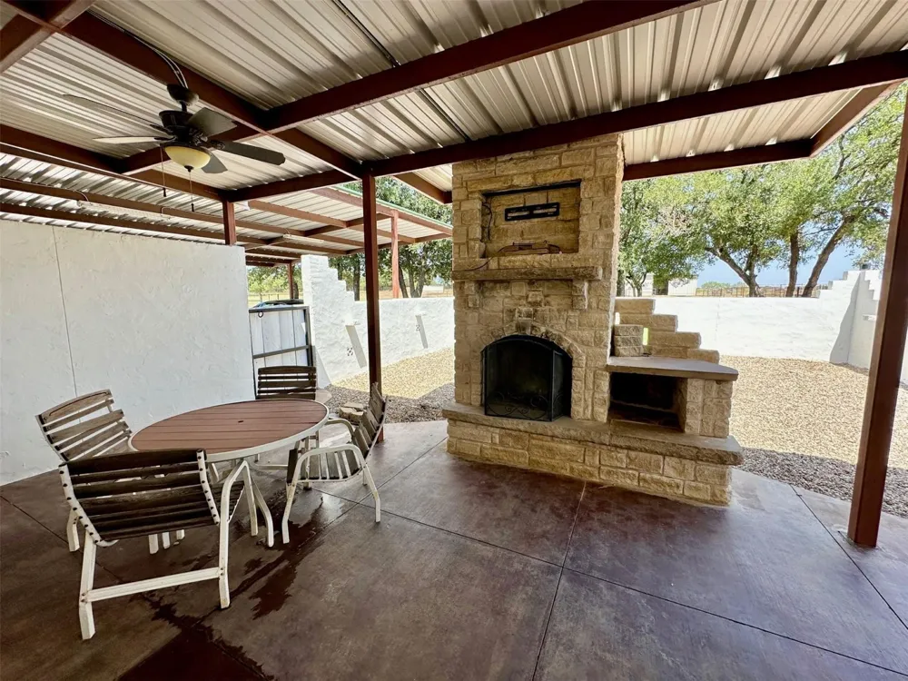 2901 Wind Mill Court Tolar, TX 76476
