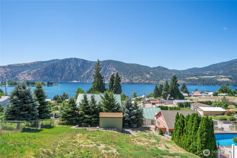 327 Lakeshore Drive Manson, WA 98831