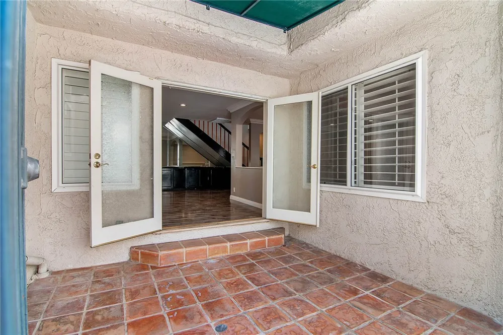 5401 Zelzah #115 Encino, CA 91316