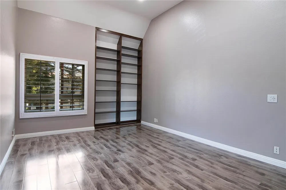 5401 Zelzah #115 Encino, CA 91316