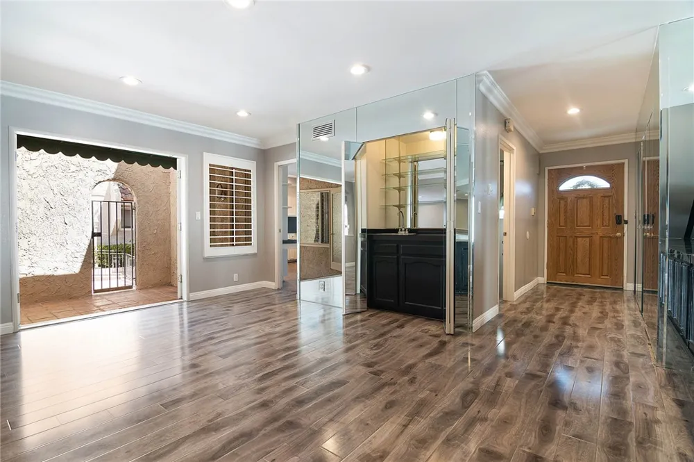 5401 Zelzah #115 Encino, CA 91316