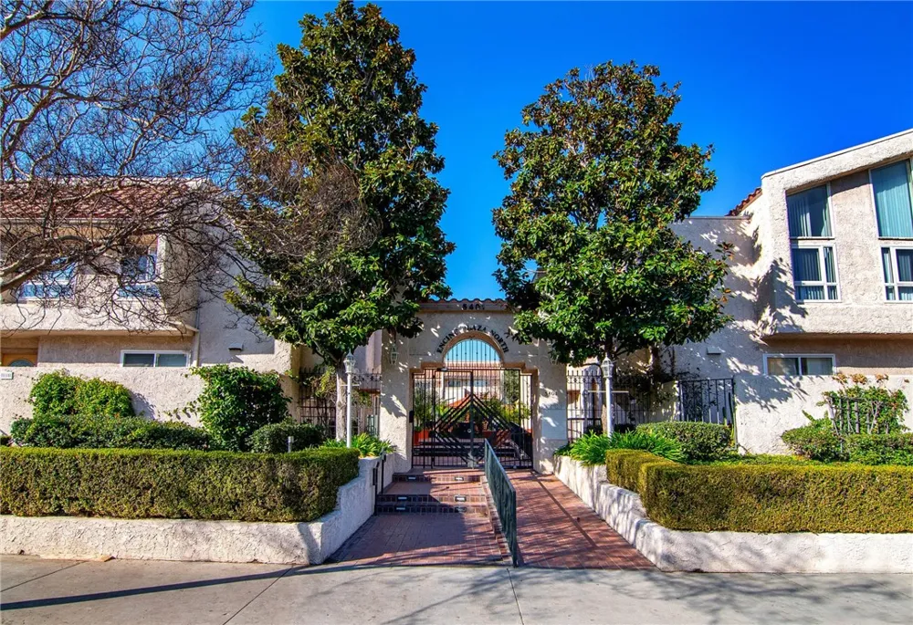 5401 Zelzah #115 Encino, CA 91316