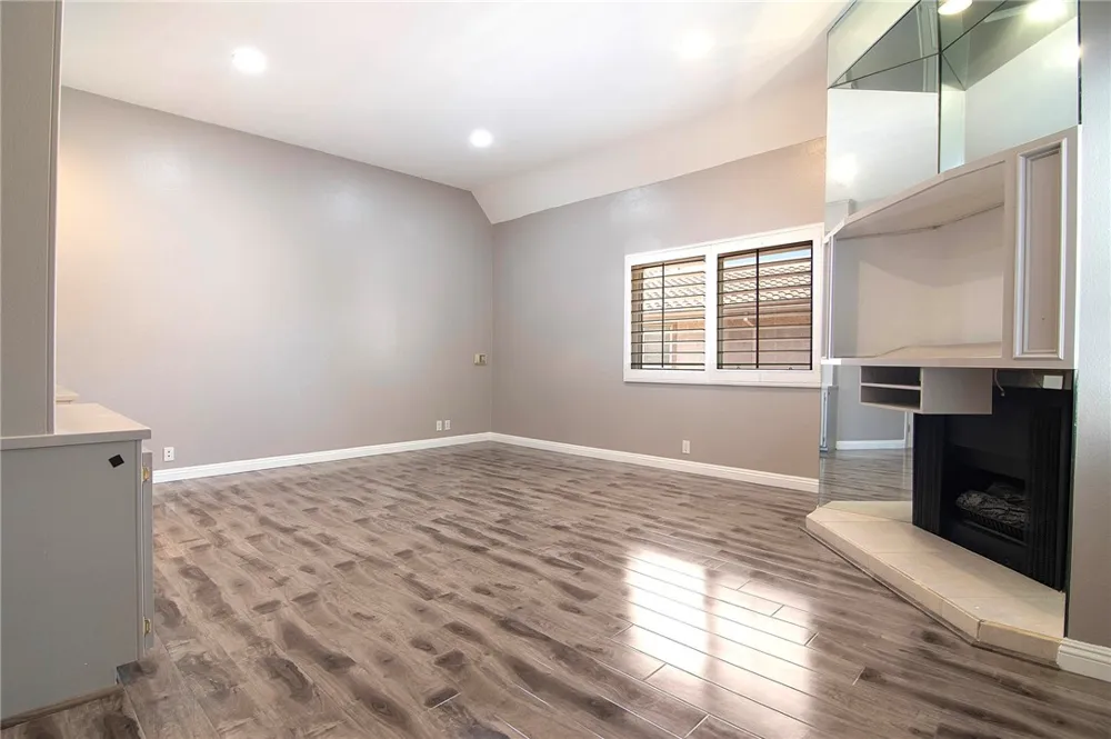 5401 Zelzah #115 Encino, CA 91316