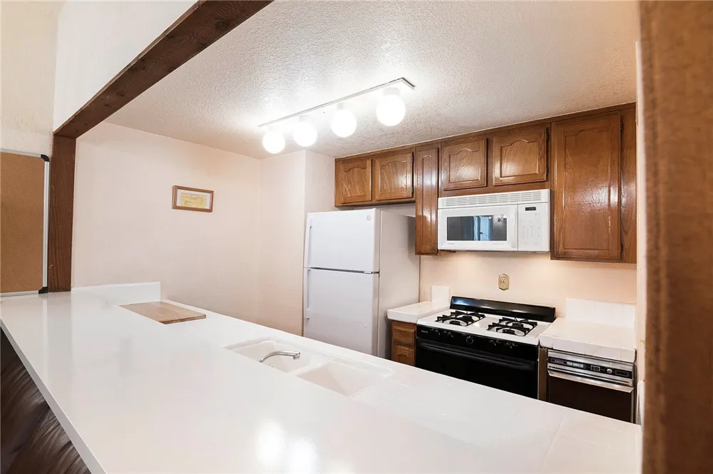 5401 Zelzah #115 Encino, CA 91316