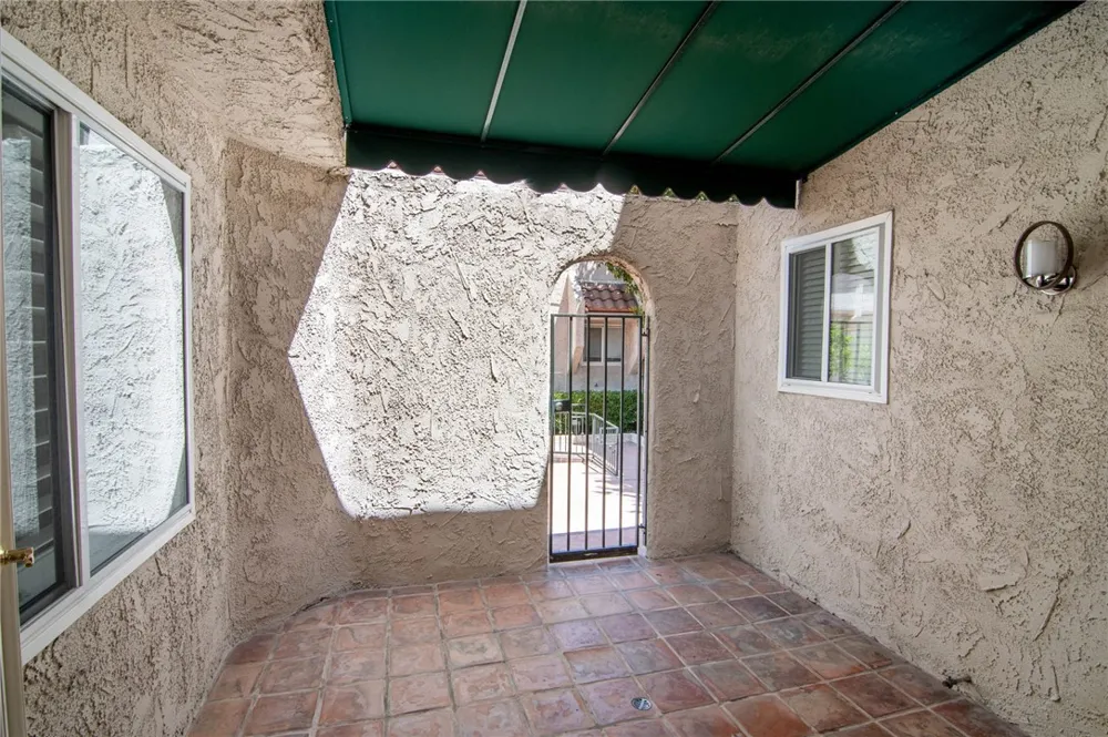 5401 Zelzah #115 Encino, CA 91316
