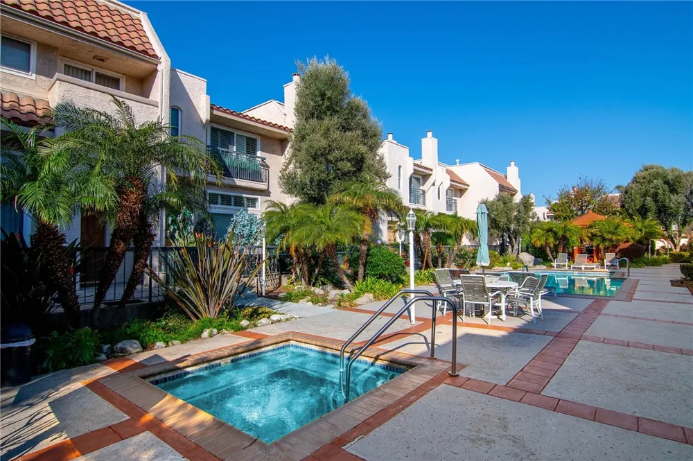 5401 Zelzah #115 Encino, CA 91316