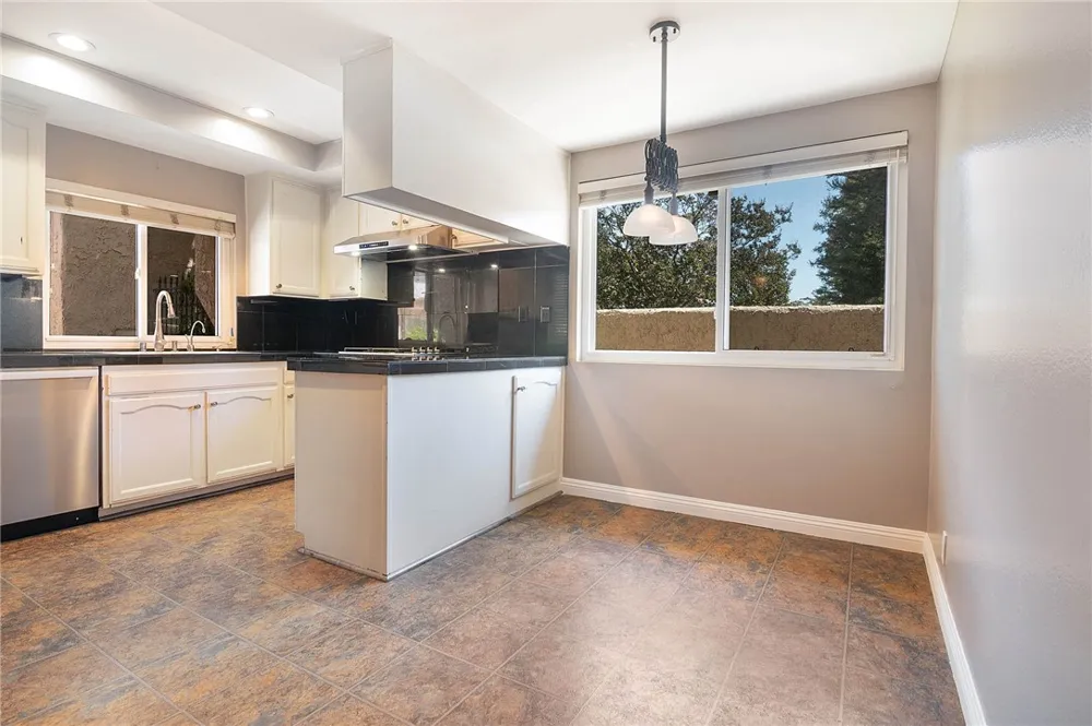 5401 Zelzah #115 Encino, CA 91316