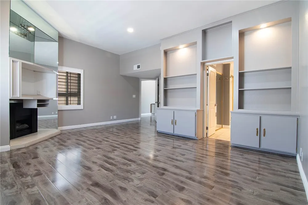 5401 Zelzah #115 Encino, CA 91316