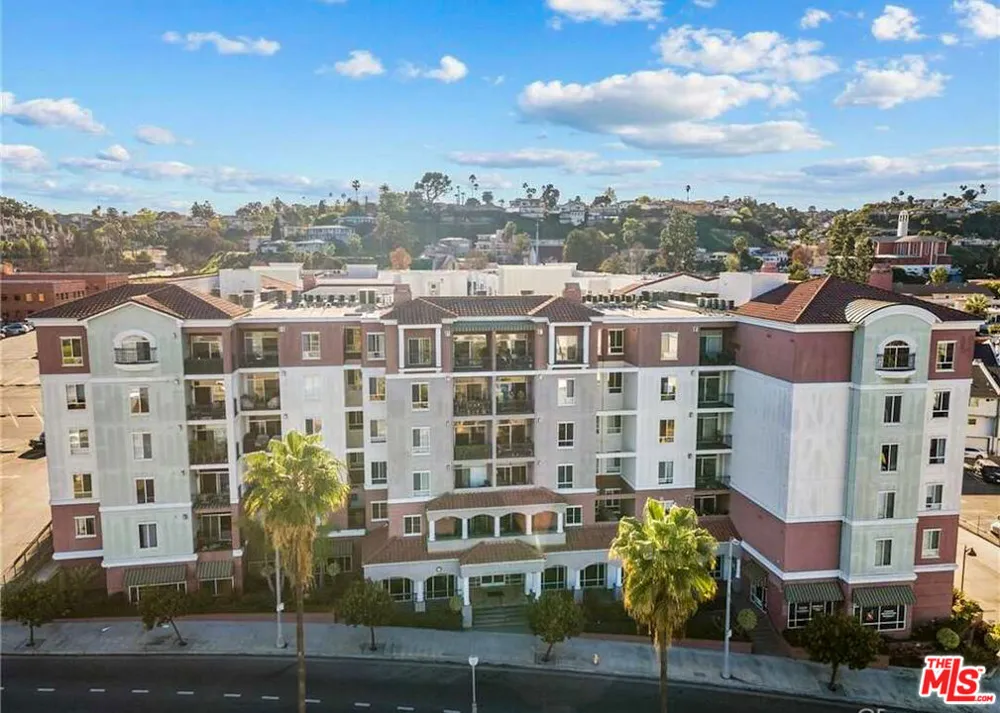 3750 W Santa Rosalia Drive #214 Los Angeles, CA 90008