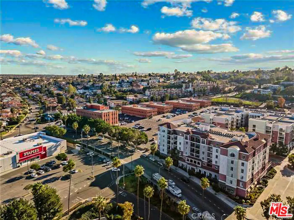 3750 W Santa Rosalia Drive #214 Los Angeles, CA 90008