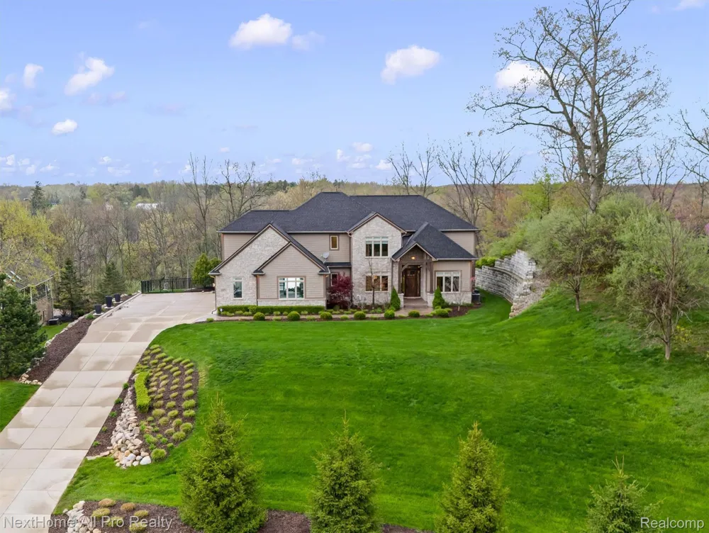12385 Boulder Pass Drive Brighton Township, MI 48380