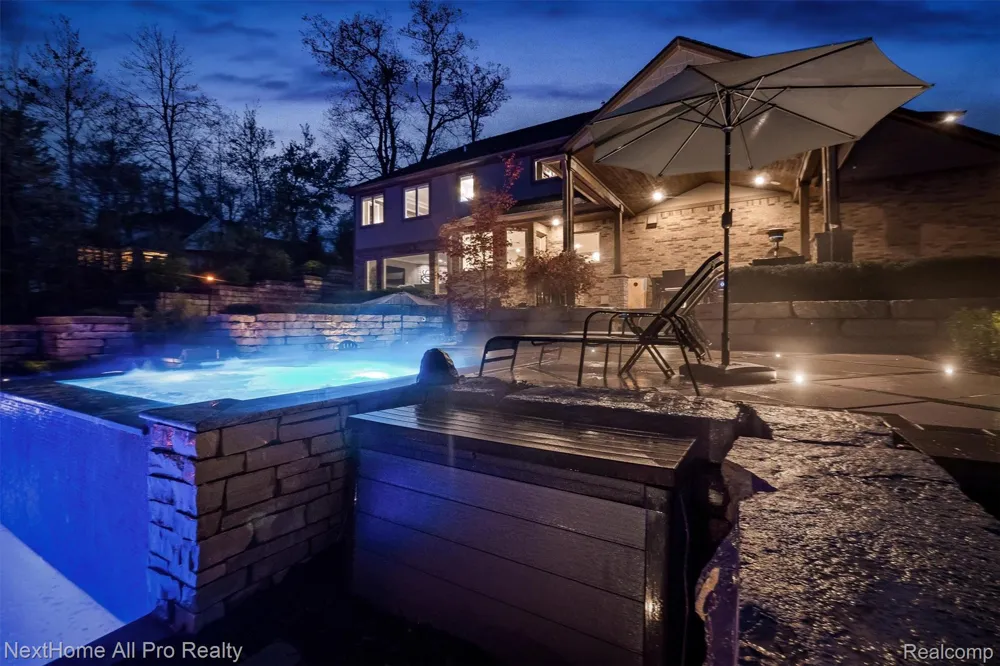 12385 Boulder Pass Drive Brighton Township, MI 48380