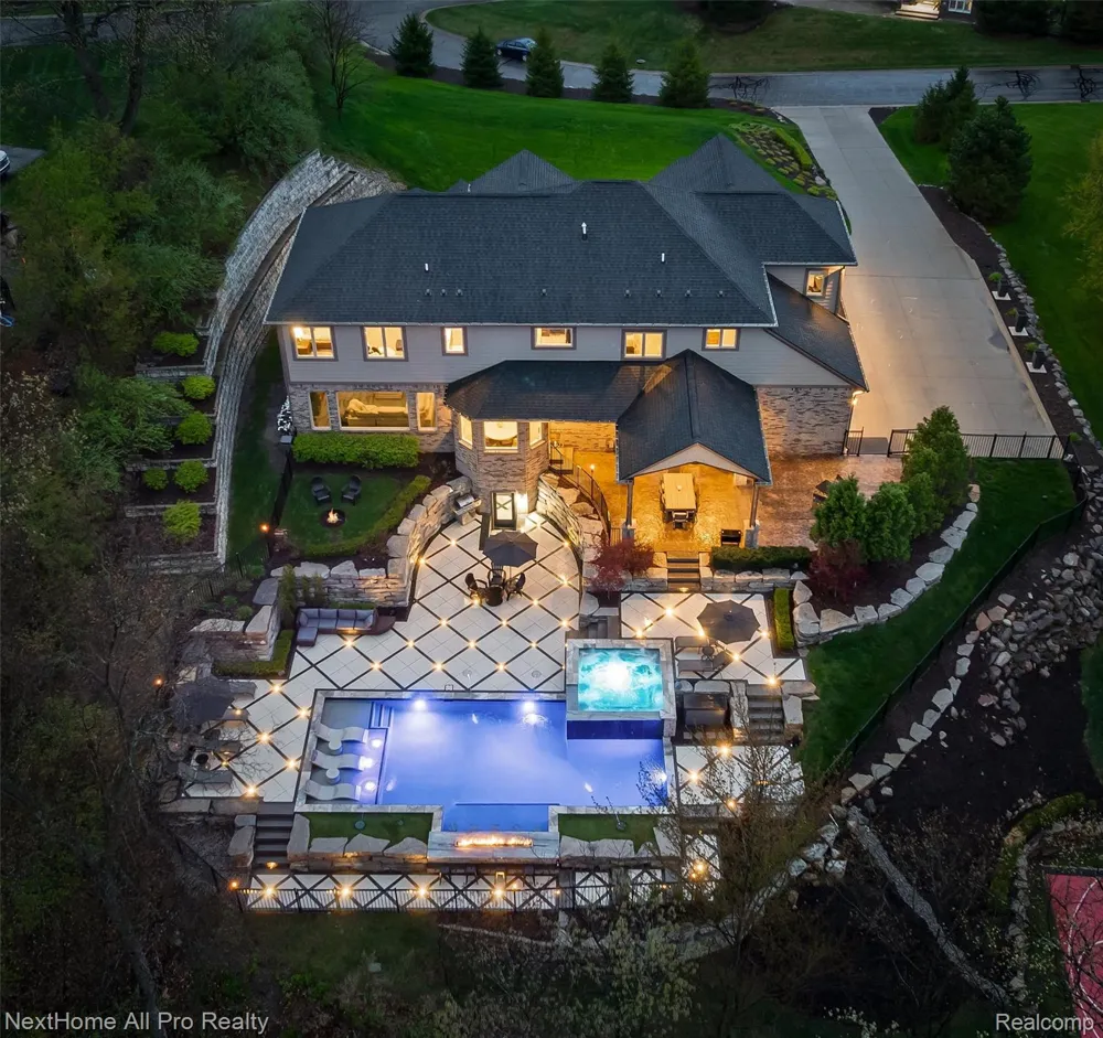 12385 Boulder Pass Drive Brighton Township, MI 48380