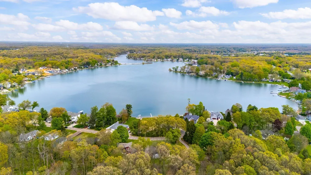 434 Crooked Lake Drive W Kalamazoo, MI 49009
