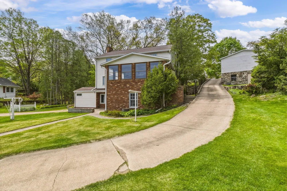434 Crooked Lake Drive W Kalamazoo, MI 49009