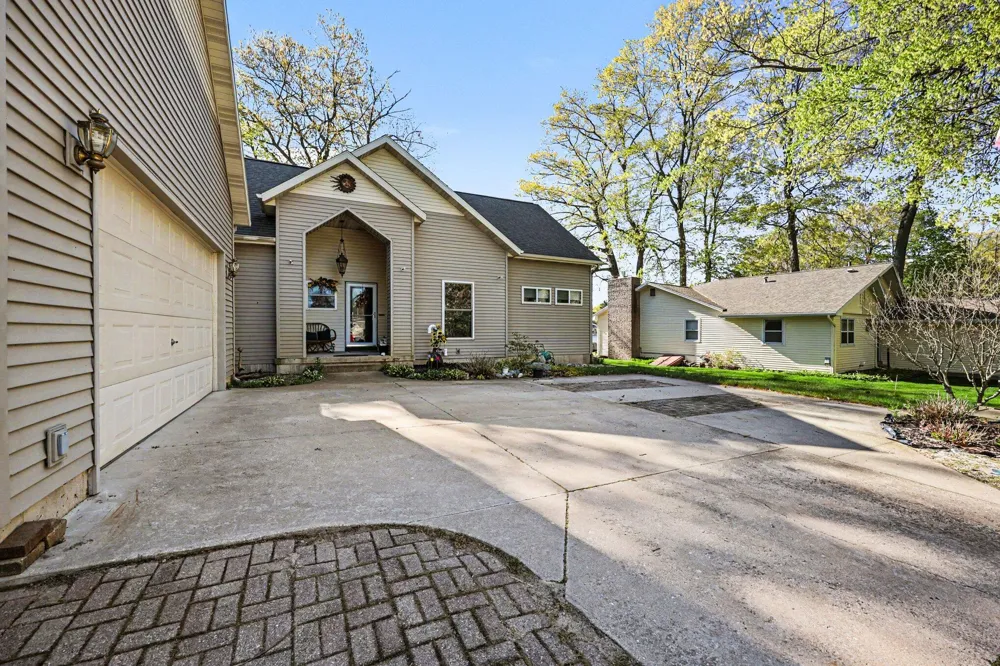 5550 Cozy Point Drive Newaygo, MI 49337