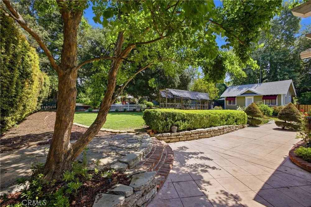 541 E Woodbury Altadena, CA 91001