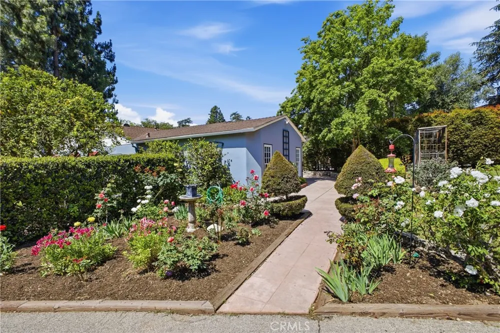 541 E Woodbury Altadena, CA 91001
