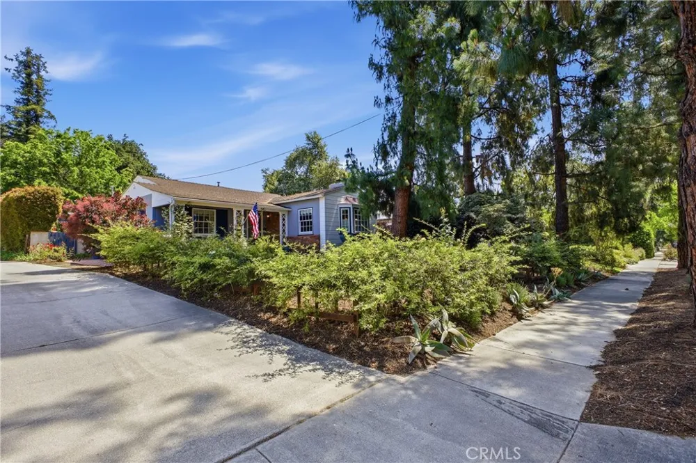 541 E Woodbury Altadena, CA 91001
