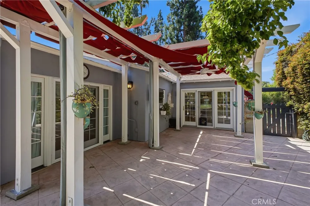 541 E Woodbury Altadena, CA 91001