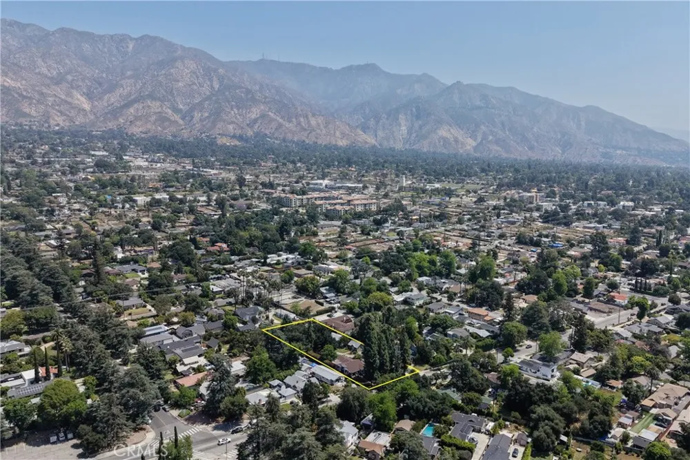 541 E Woodbury Altadena, CA 91001