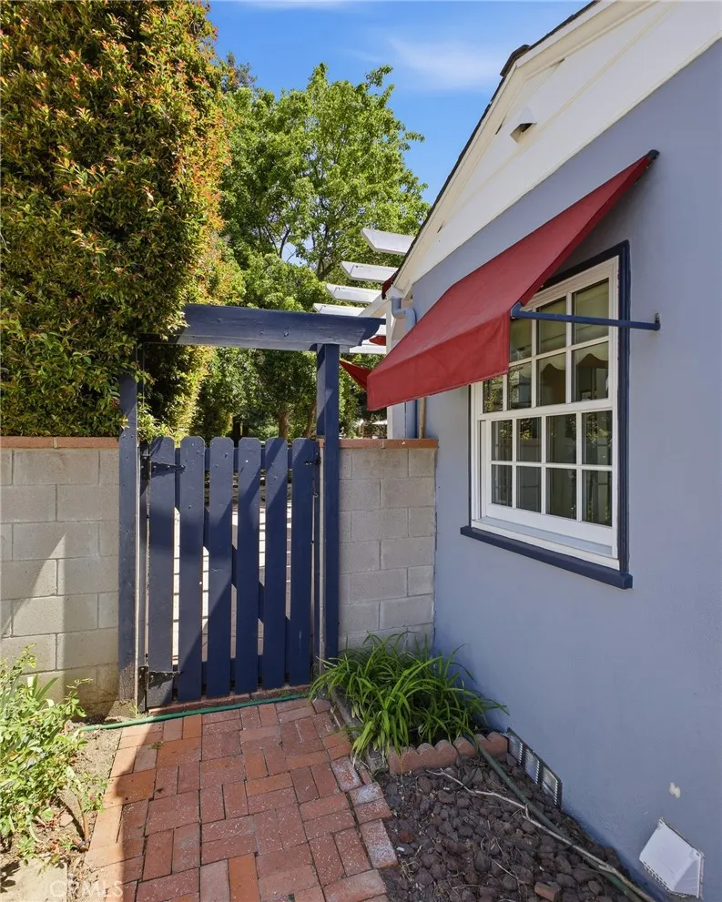 541 E Woodbury Altadena, CA 91001