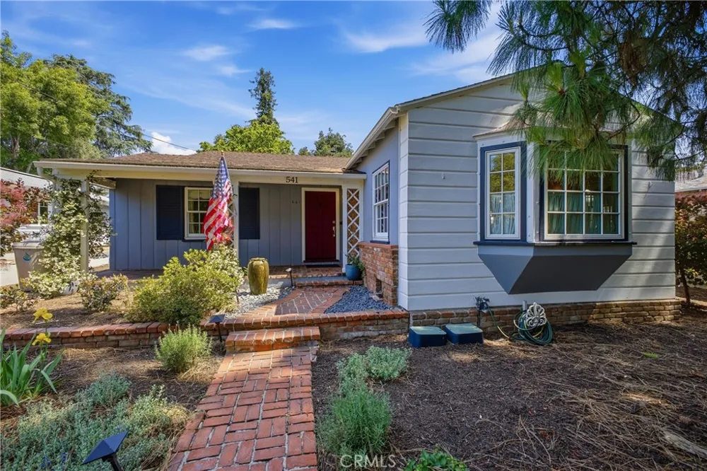 541 E Woodbury Altadena, CA 91001