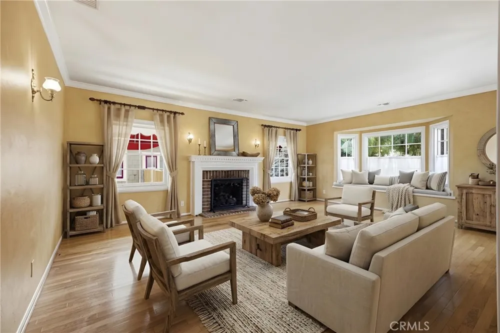 541 E Woodbury Altadena, CA 91001