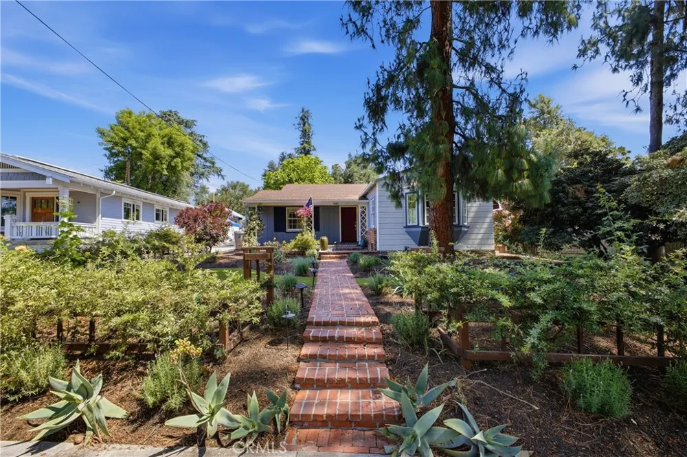 541 E Woodbury Altadena, CA 91001